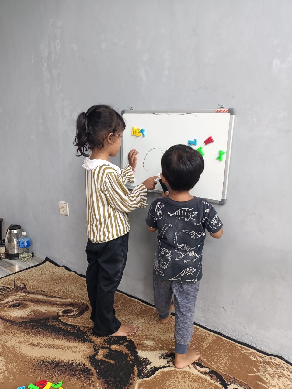 menulis di whiteboard 2