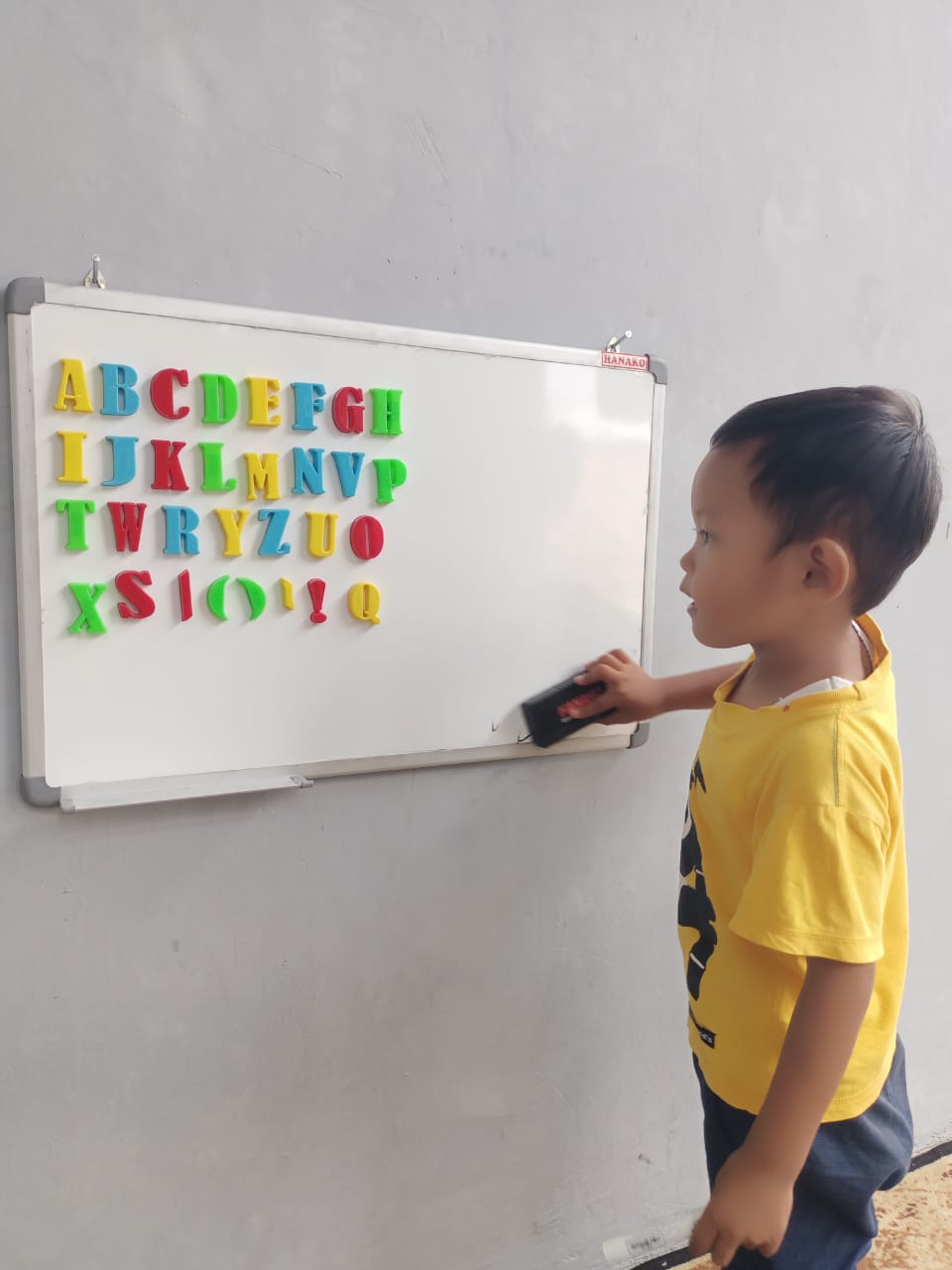 menulis di whiteboard 4
