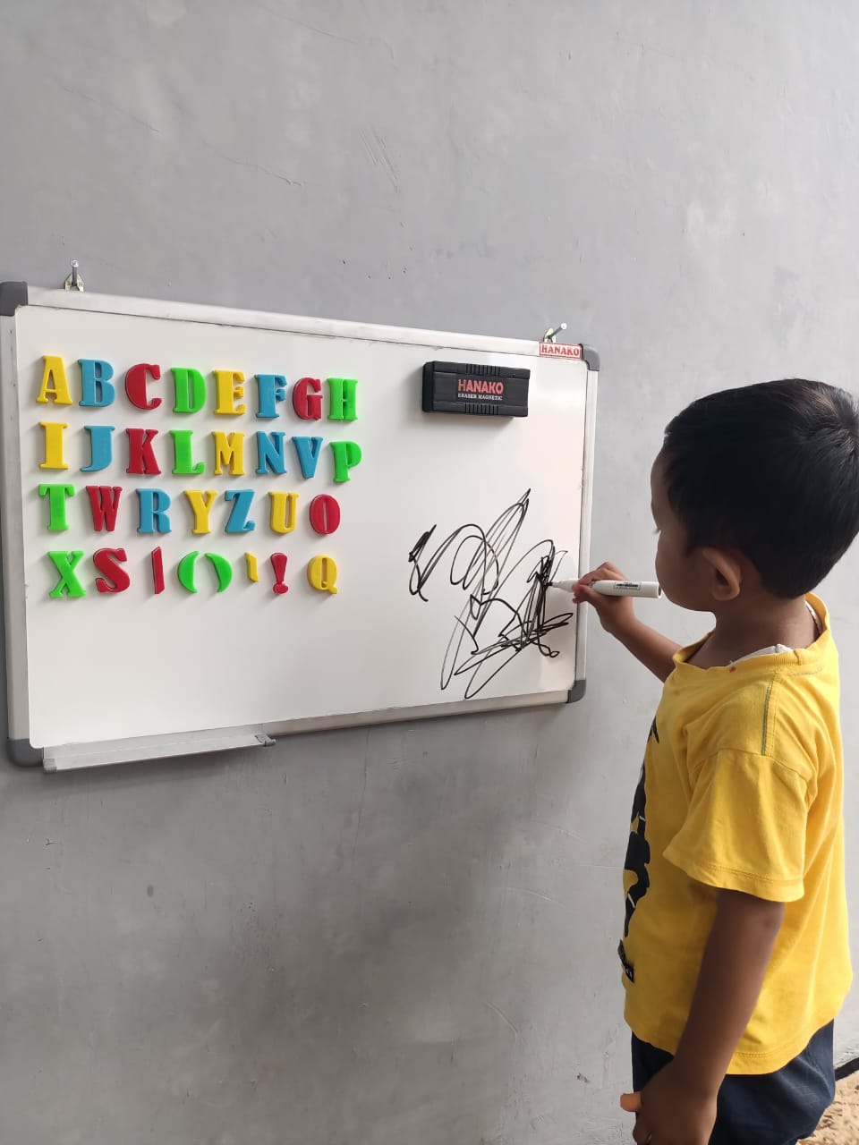 menulis di whiteboard 5