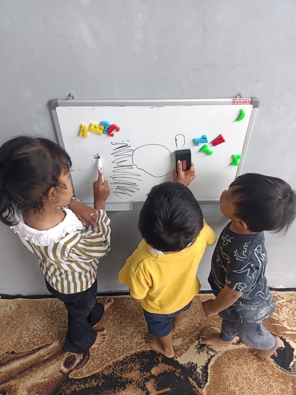 menulis di whiteboard